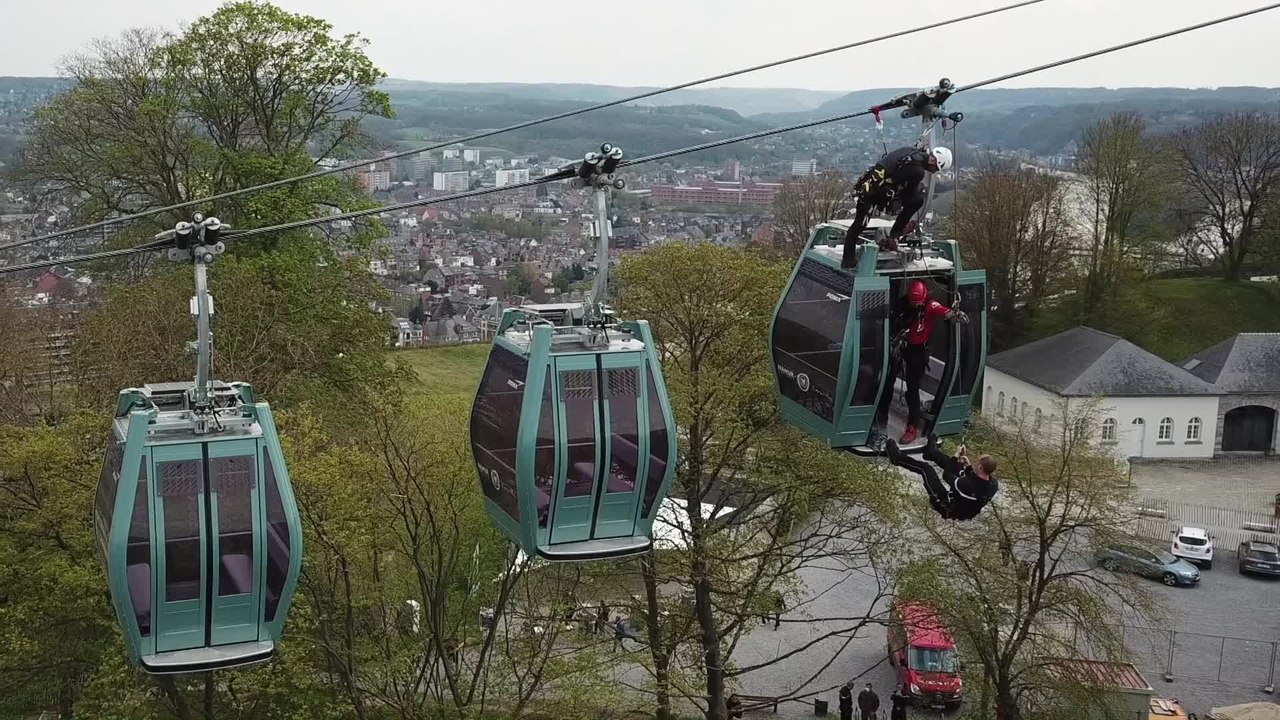 Les Pompiers du GRIMP de la zone NAGE ( Namur ) en exercice d'évacuation sur le futur téléphérique de Namur