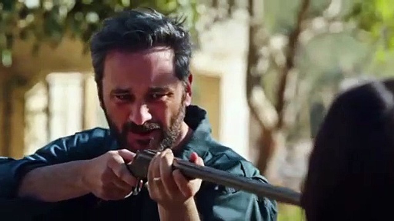 Plus belle la vie en avance - Christophe Rousseau menace Alison avec un fusil !