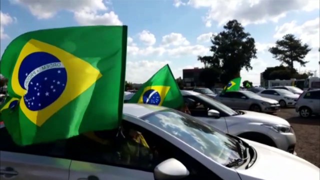 Apoiadores de Bolsonaro fazem carreata pelas ruas de Cascavel