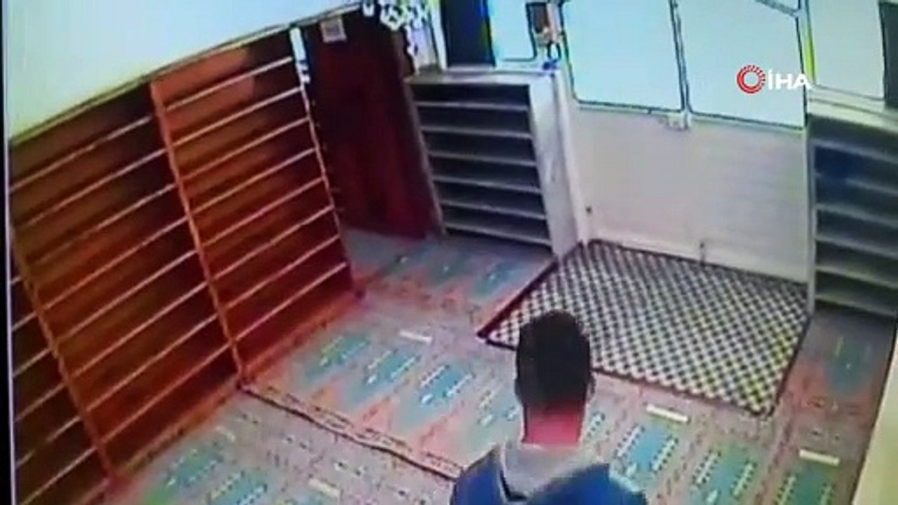 Camide kitap okuyormuş gibi yapan hırsız fitre zarflarını çaldı