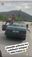 Önce kapısına çıktığı, sonra tavanına oturduğu otomobille ilerleyen sürücü 'pes' dedirtti