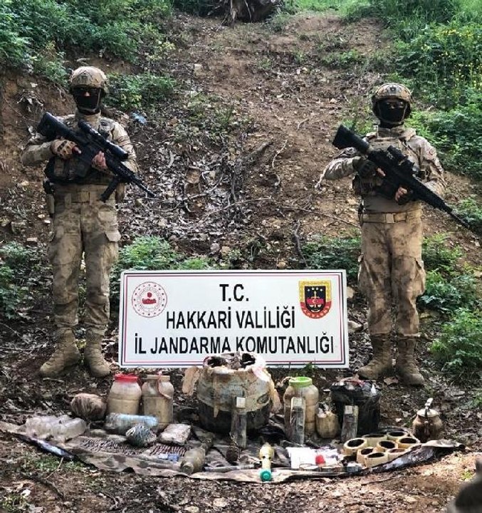Son dakika haber... Hakkari'de, teröristlere ait silah, mühimmat ve patlayıcı ele geçirildi