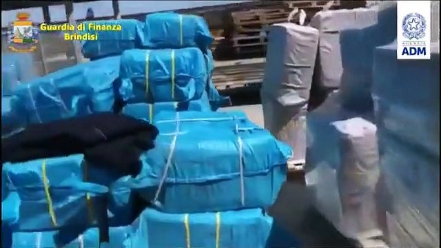 Maxi sequestro al porto di Brindisi: bloccate 290.000 prodotti di biancheria intima - video