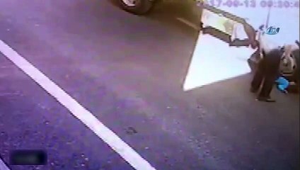 Yola fırlayan küçük çocuk kamyonun altında kaldı! İşte o anlar...