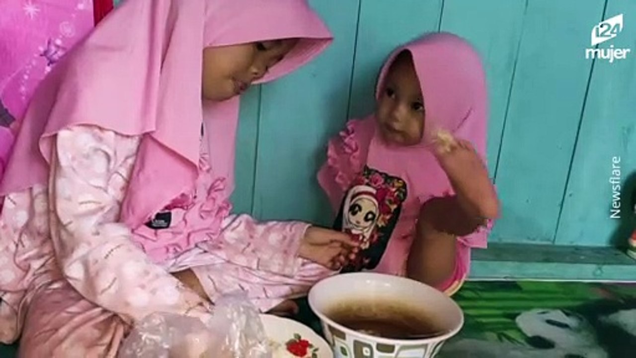 Niña sin extremidades sorprende al usar su único pie para realizar sus actividades cotidianas