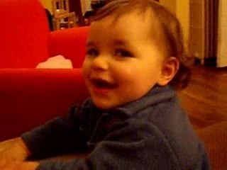 Axelle joue du tam tam