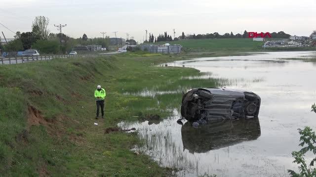 İSTANBUL-BAŞAKŞEHİR'DE HAFİF TİCARİ ARAÇ GÖLETE UÇTU: 2 HAFİF YARALI