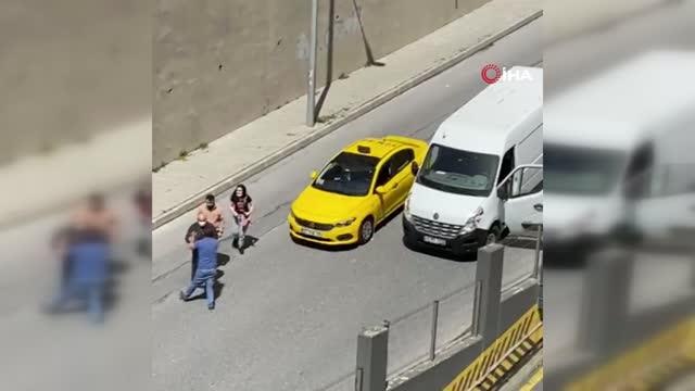 Yol verme kavgasında taksiciye Muşta lı dayak kamerada