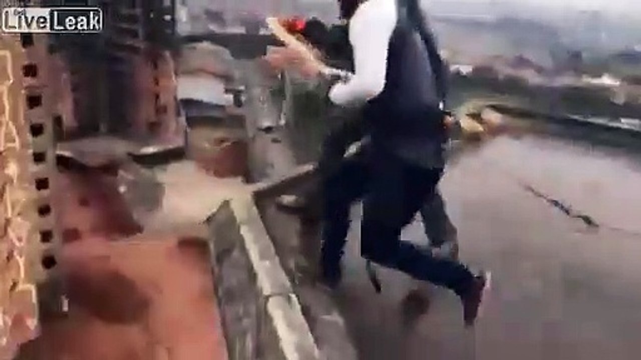 Cet ouvrier se jette dans le vide du toit d'un immeuble accroché à une corde