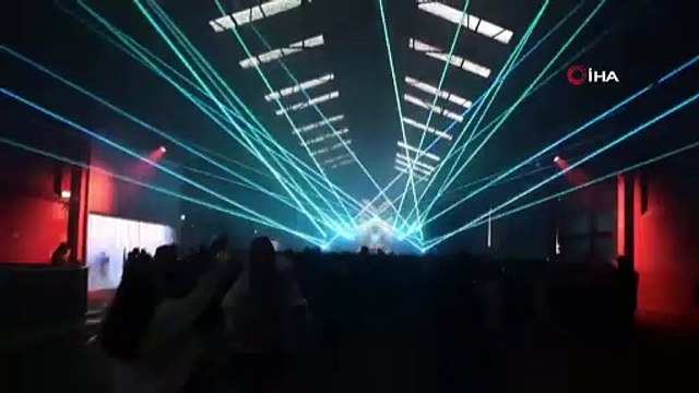 İngiltere’de sosyal mesafesiz parti denemesi