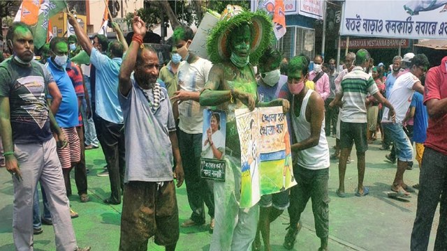 TMC workers celebrate, flout covid guidelines