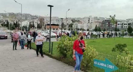 İZMİR'DE TAM KAPANMADA AŞI KUYRUĞU