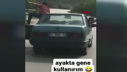 ANTALYA ÖNCE KAPISINA ÇIKTIĞI, SONRA TAVANINA OTURDUĞU OTOMOBİLLE İLERLEYEN SÜRÜCÜ VE ARKADAŞINA CEZA
