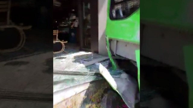 마을버스 2.5톤 화물차와 충돌 후 카페로 돌진...3명 병원 이송 / YTN