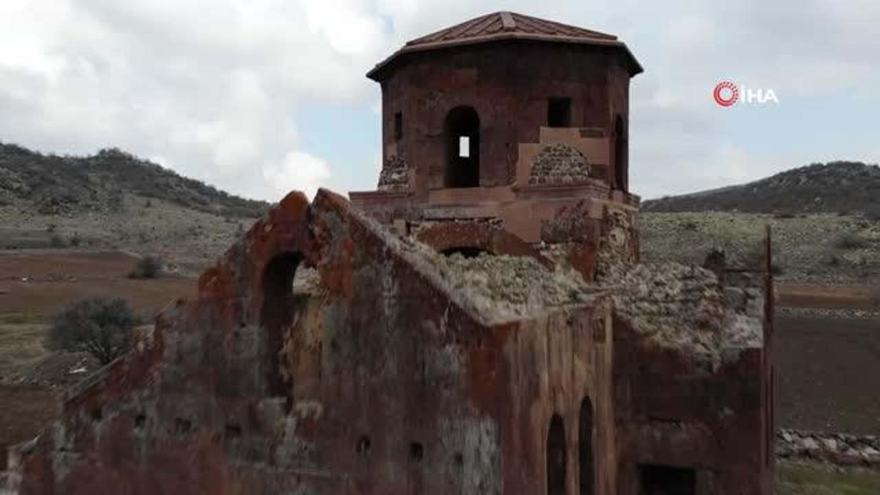 Bin 500 yıllık Kızıl Kilise ziyaretçilerini ağırlamaya devam ediyor