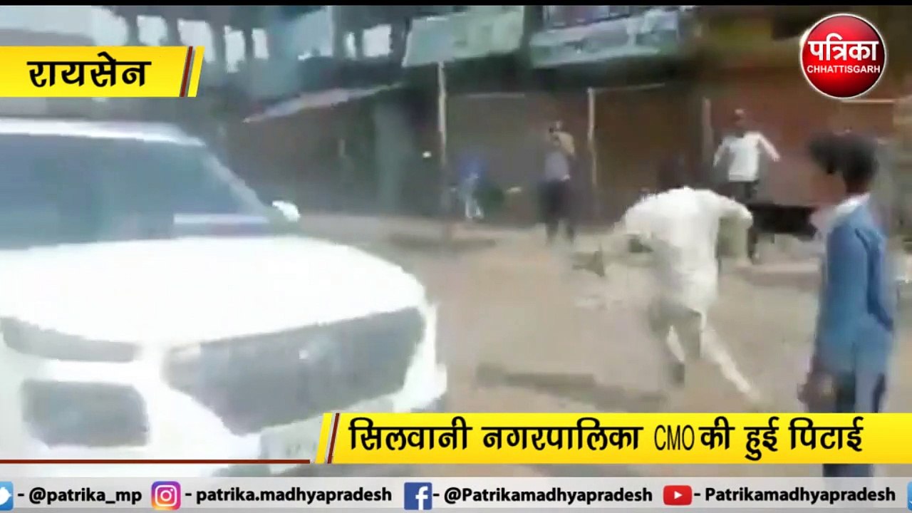 बिना मास्क फल बेचने पर CMO ने पलट दिया ठेला, गुस्साए फल वाले ने कर्मचारयों को दौड़ा-दौड़ा कर पीटा, देखें Live Video