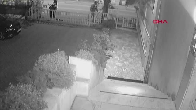 Son dakika haberleri... İSTANBUL-30 BİN TL'LİK MOTOSİKLET HIRSIZLIĞI GÜVENLİK KAMERASINDA