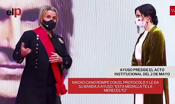 Nacho Cano rompe con el protocolo y le da su banda a Ayuso: Esta medalla te la mereces tú