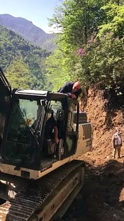 CHP'li Mahmut Tanal, İkizdere'de iş makinesinin üzerine çıktı