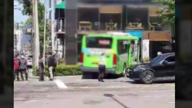 화물차에 받힌 마을버스, 카페로 돌진...3명 부상 / YTN