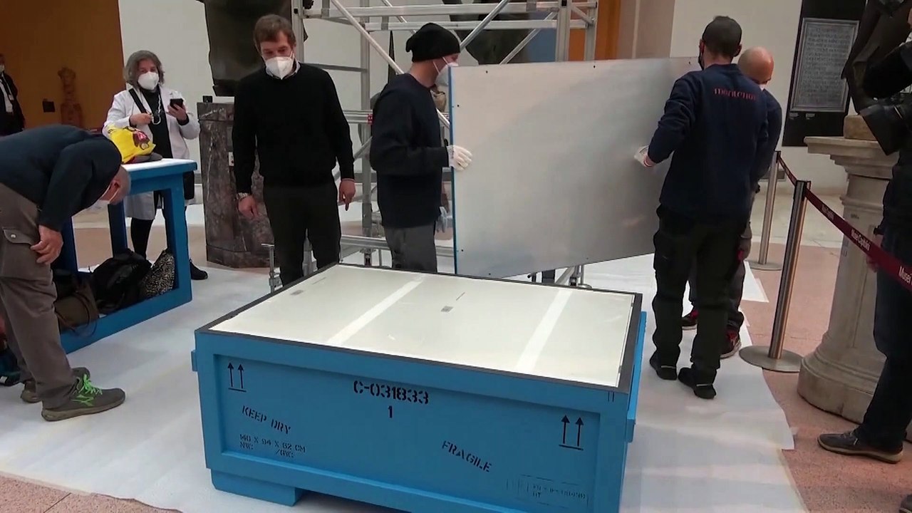 Antiker Bronzefinger findet passende Hand