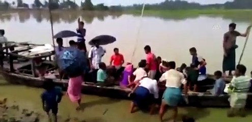 Arakanlı Müslümanlar nehri geçerek kaçmaya çalışıyorlar