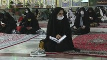 Miles de iraníes celebran las noches de Qadr en los templos pese a la pandemia