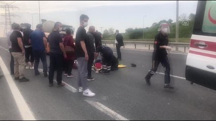 Seyir halindeki minibüse arkadan çarpan motosikletteki 2 kişi yaralandı