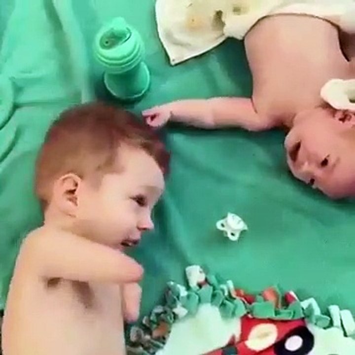 Kolları olmayan abiden kardeşine şefkat