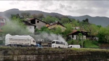 Son dakika haberi: Park halindeki minibüste çıkan yangını çevredekiler söndürdü