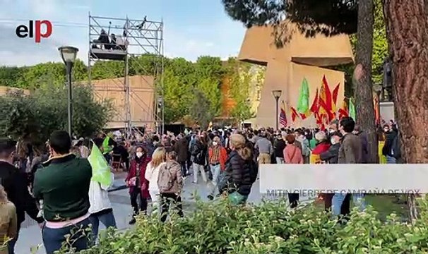 Bandera pro Trump en el mitin de Vox