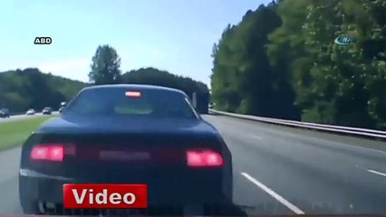 Fırlayan lastiğe bakarken kaza yaptı!