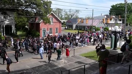 ABD'de polis tarafından öldürülen siyahi Brown için destek gösterisi