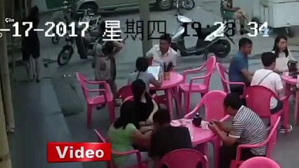 Elektrik akımına kapılan adamı plastik sandalyeyle kurtardı