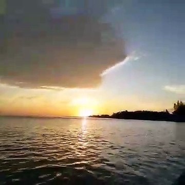 Regardez le lever du soleil sur la mer avec le petit bateau - Observe la salida del sol en el mar con el bote pequeño - 작은 보트로 바다에서 일출을 감상하십시오 - Along watch the sunrise on the sea with the small boat