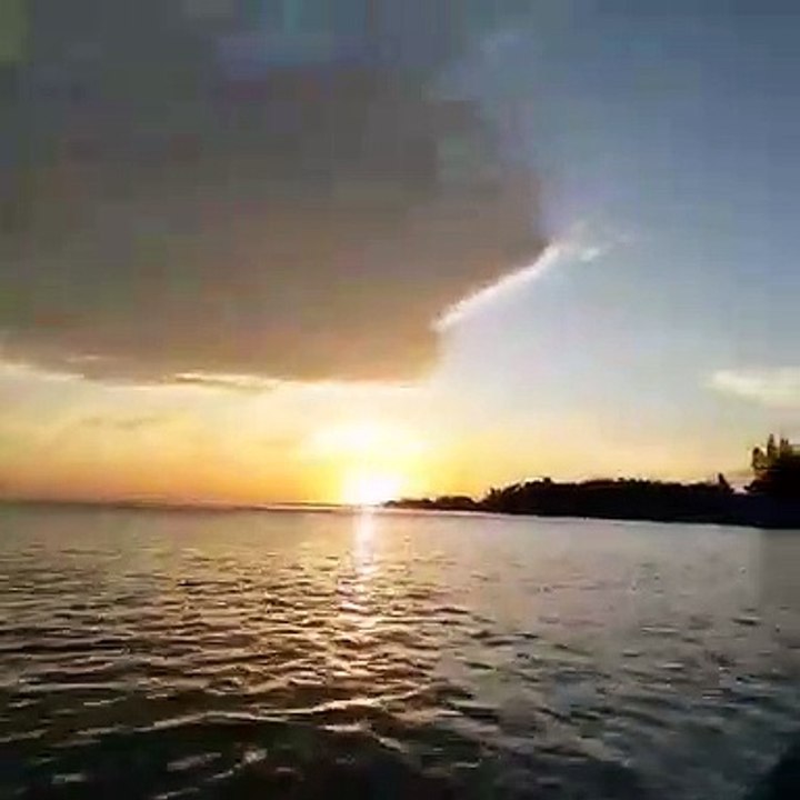 Regardez le lever du soleil sur la mer avec le petit bateau - Observe la salida del sol en el mar con el bote pequeño - 작은 보트로 바다에서 일출을 감상하십시오 - Along watch the sunrise on the sea with the small boat