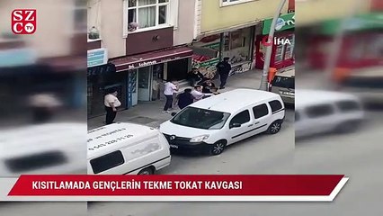 下载视频: Kısıtlamaya uymayan gençlerin tekme tokat kavgası kamerada