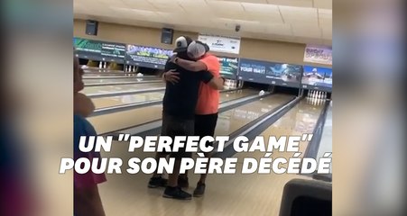 Pour un dernier hommage, il réalise une partie parfaite au bowling avec les cendres de son père dans la boule