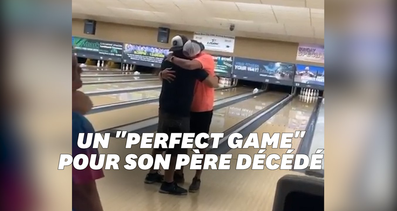 Pour un dernier hommage, il réalise une partie parfaite au bowling avec les cendres de son père dans la boule