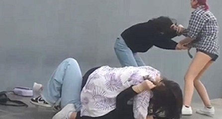 Ünlü olmak için yoldan geçenleri dövüyorlar