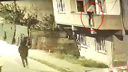 Ev sahibinin "Tabancamı getirin" lafını duyan hırsız, can havliyle balkondan atladı