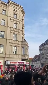 Berlin’de 1 Mayıs protestolarına damga vuran teyze