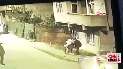 Avcılar'da ev sahibinin fark ettiği hırsızın balkondan atlaması kamerada