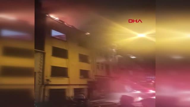 İSTANBUL-BAYRAMPAŞA'DA 3 KATLI METRUK BİNANIN ÇATISI ALEV ALEV YANDI