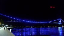 İstanbul' da köprüler maviye büründü