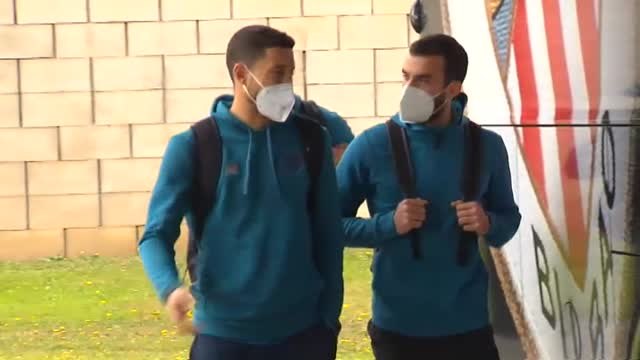 Los jugadores del Sevilla y del Athletic Club se preparan para el encuentro de esta noche