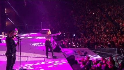 Ellie Goulding chante "Love Me Like You Do" en live