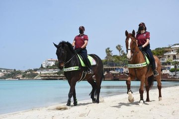 İzmir'de Ilıca Plajı'nda atlı denetim