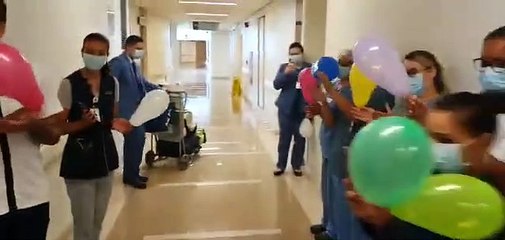 Damião Feliciano recebe alta e chora ao deixar hospital em que estava internado com Covid-19