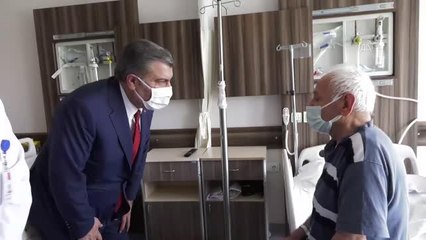 Bakan Koca Edirne'de tedavi gören hastaları ziyaret etti